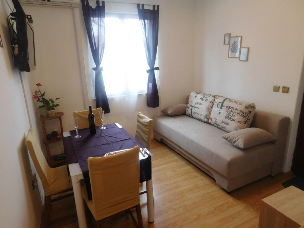 Apartment Artusi Pula Exterior photo
