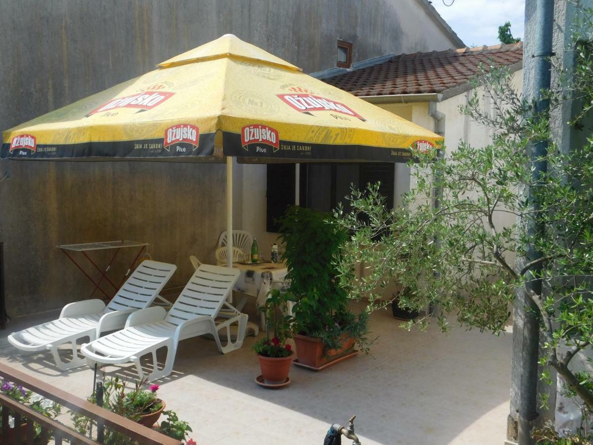 Apartment Artusi Pula Exterior photo